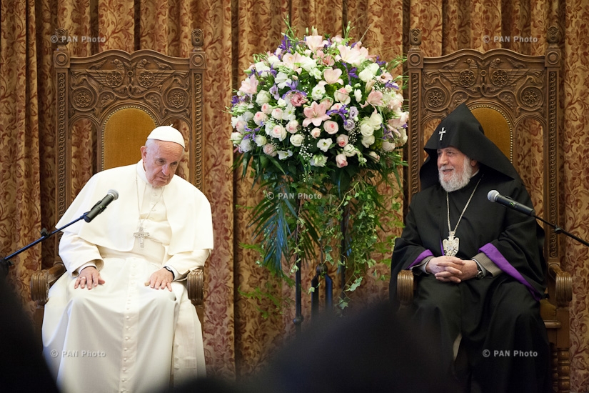 В Первопрестольном Святом Эчмиадзине состоялась встреча Папы Римского Франциска и Католикоса всех армян Гарегин Второго