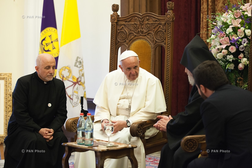 В Первопрестольном Святом Эчмиадзине состоялась встреча Папы Римского Франциска и Католикоса всех армян Гарегин Второго