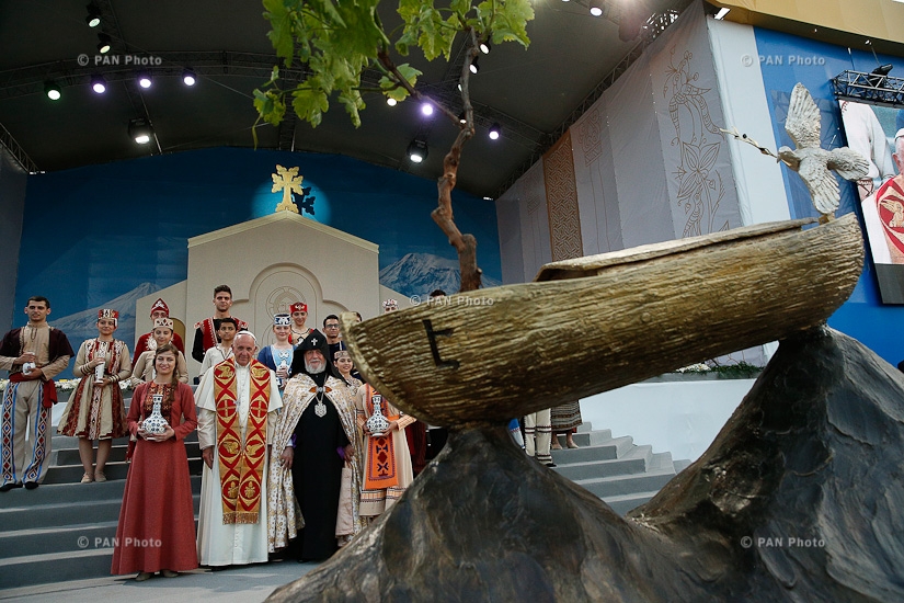 Экуменическая церемония и совместная молитва за мир с участием Папы Римского Франциска и Католикоса всех армян Гарегина II на площади Республики в Ереване 