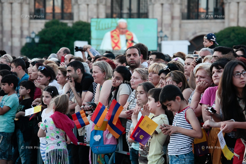 Экуменическая церемония и совместная молитва за мир с участием Папы Римского Франциска и Католикоса всех армян Гарегина II на площади Республики в Ереване 
