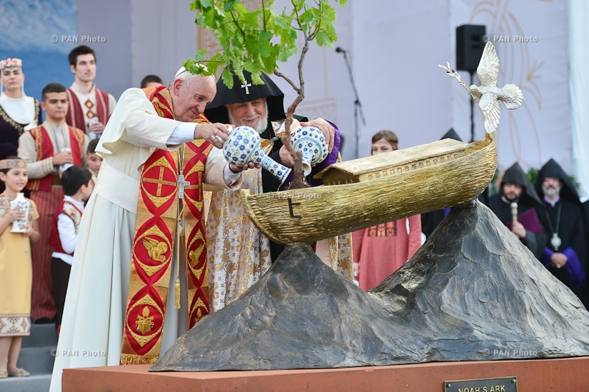 Pope Francis, Catholicos Karekin II deliver ecumenical service and prayer for peace at Republic Square in Yerevan