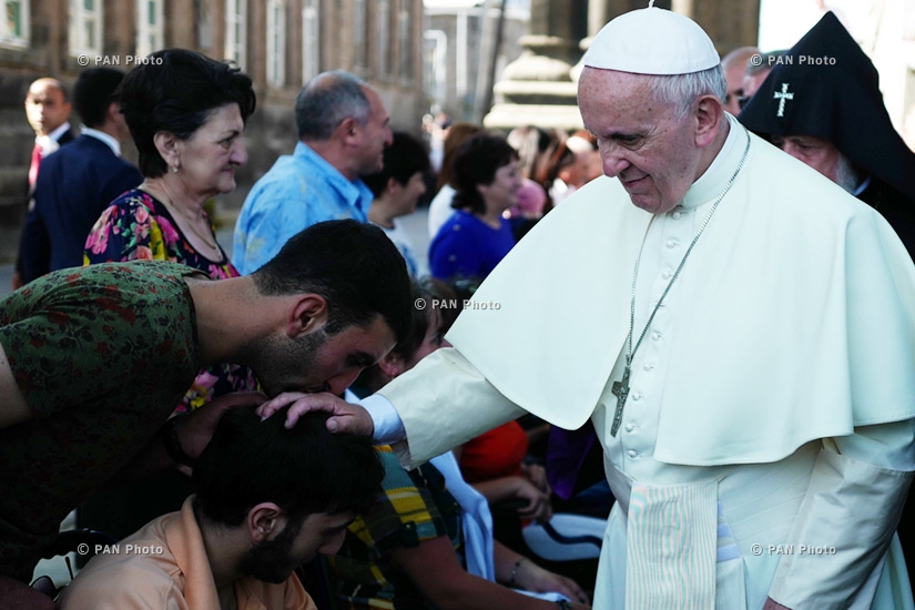 Папа Римский Франциск и Католикос всех армян Гарегин Второй посетили церковь Йот Верк Св. Богородицы в городе Гюмри 
