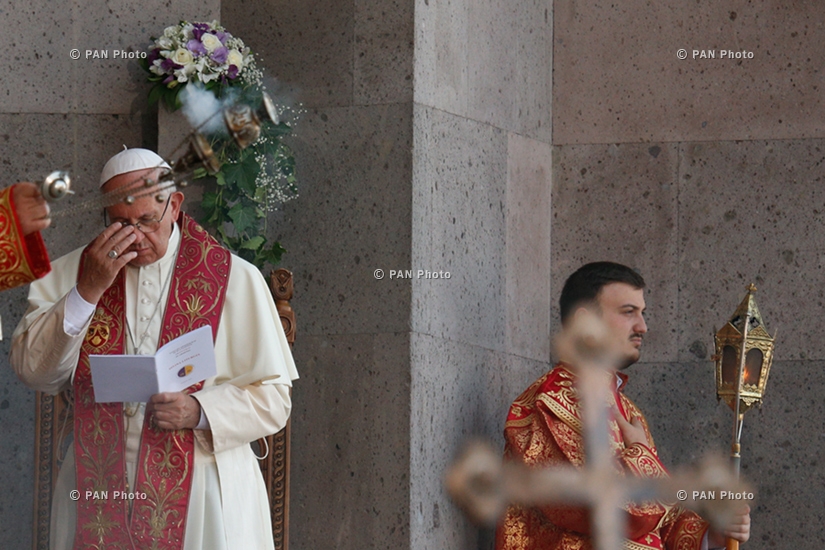 В Эчмиадзине прошла Воскресная литургия с участием Папы Римского Франциска