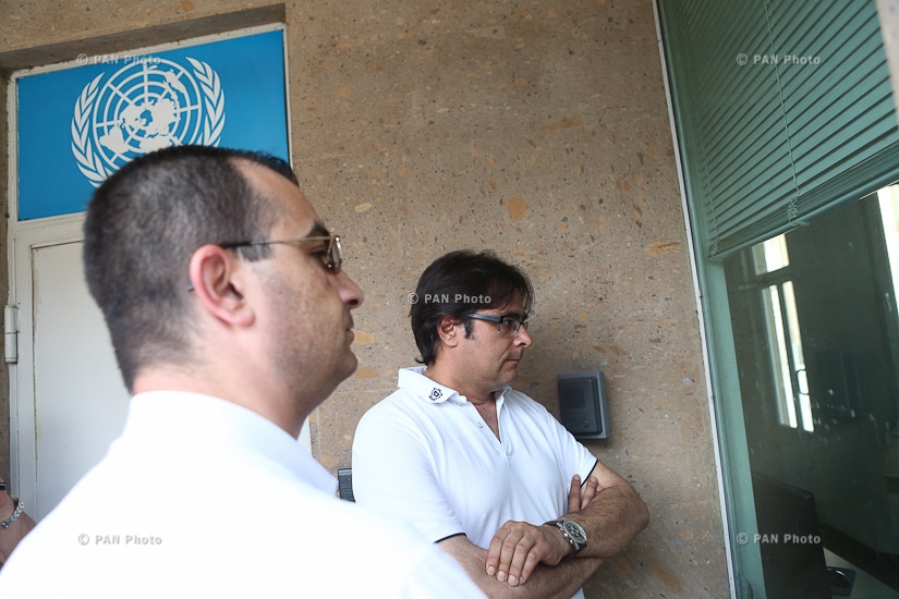 «Ոտքի Հայաստան» քաղաքացիական նախաձեռնության անդամներ Անդրեաս Ղուկասյանի և Դավիթ Հովհաննիսյանի ասուլիսը ՄԱԿ-ի գրասենյակի մոտ
