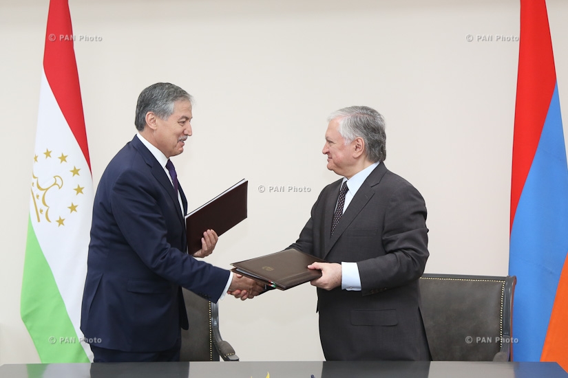 Министр иностранных дел Армении Эдвард Налбандян и министр иностранных дел Таджикистана Сироджиддин Аслов подписали соглашение