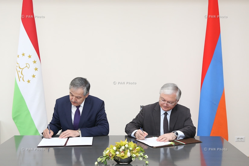 Armenian Foreign Minister Edward Nalbandian and Minister of Foreign Affairs of Tajikistan Sirodjidin Aslov sign an agreement