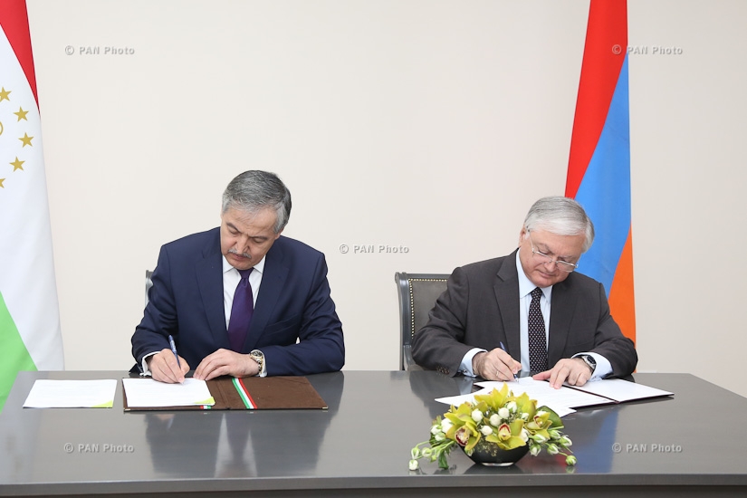 Armenian Foreign Minister Edward Nalbandian and Minister of Foreign Affairs of Tajikistan Sirodjidin Aslov sign an agreement