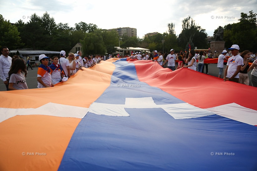 Армения отмечает День Конституции