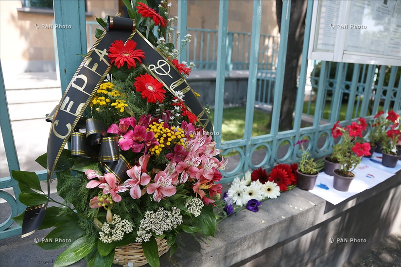 Цветы и свечи в память о жертвах теракта в Ницце у посольства Франции в Армении