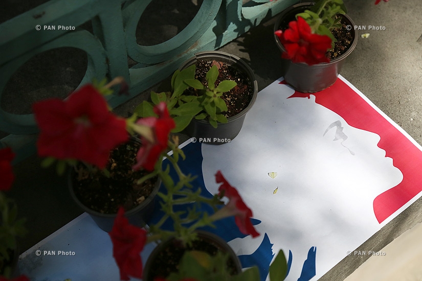 Նիսում ահաբեկչության զոհերի հիշատակին դրված ծաղիկներ և մոմեր՝ ՀՀ-ում Ֆրանսիայի դեսպանատան առջև