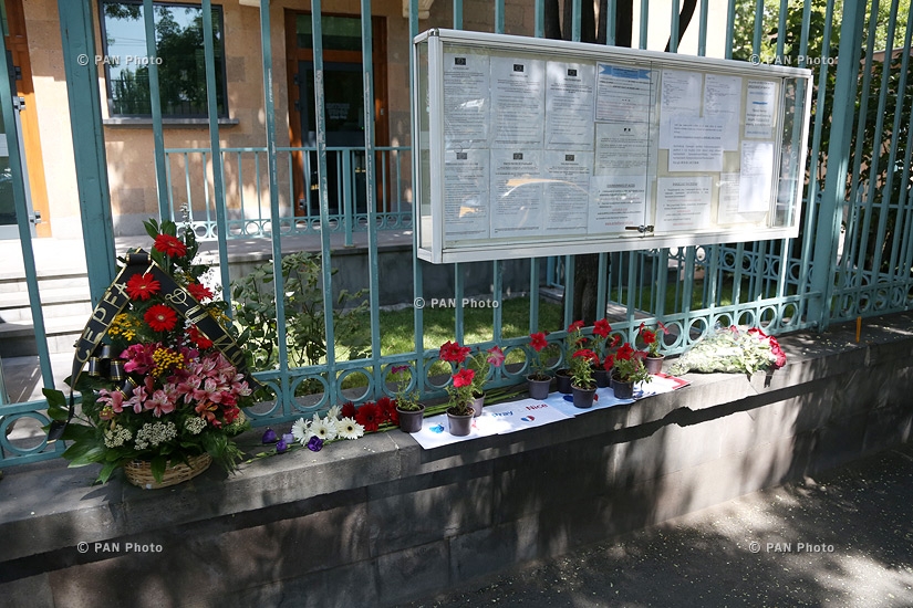 Նիսում ահաբեկչության զոհերի հիշատակին դրված ծաղիկներ և մոմեր՝ ՀՀ-ում Ֆրանսիայի դեսպանատան առջև