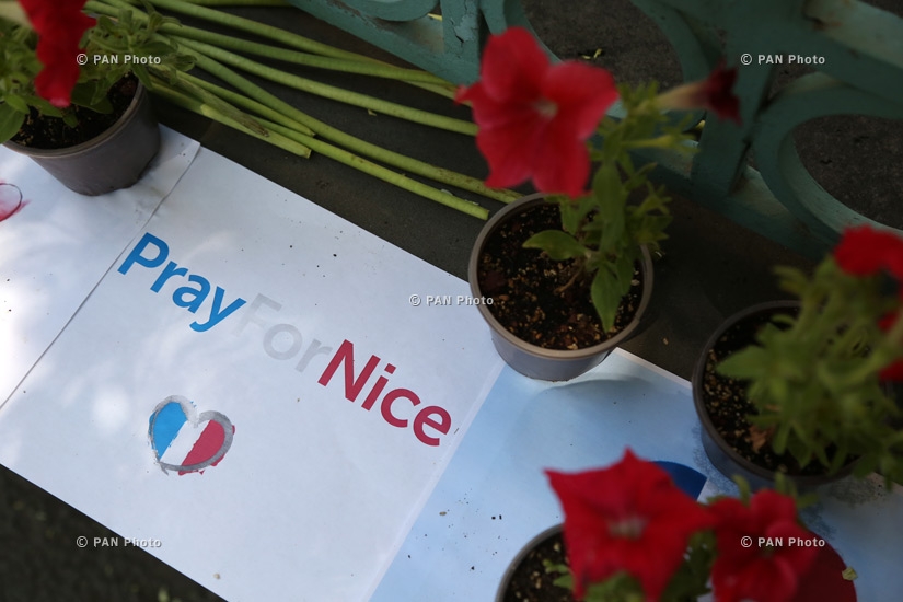 Цветы и свечи в память о жертвах теракта в Ницце у посольства Франции в Армении