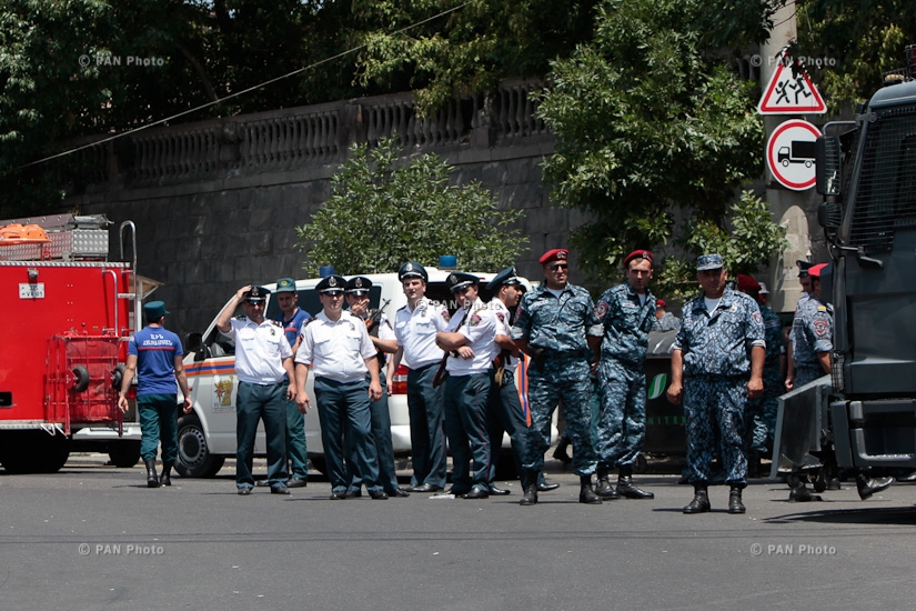 На территории захваченного полка ППС Полиции РА в Эребуни: День 1