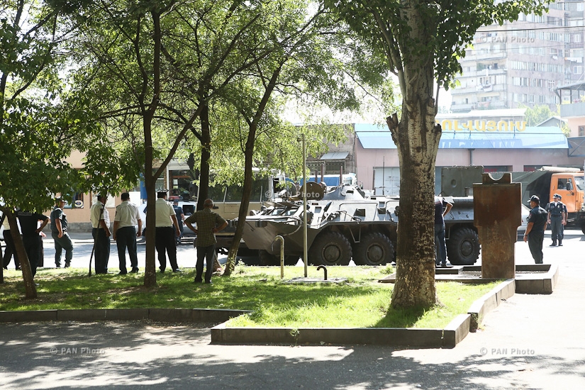 На территории захваченного полка ППС Полиции РА в Эребуни: День 1