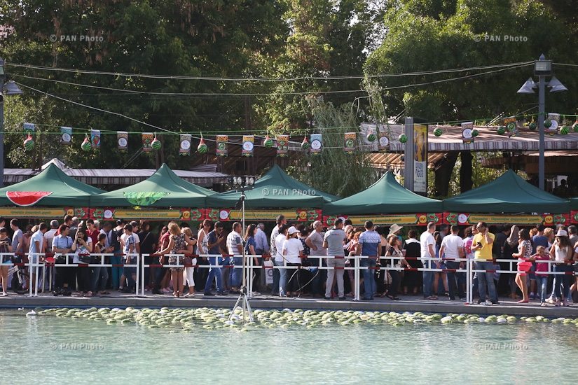 Арбузный фестиваль на территории Лебединого озера Еревана