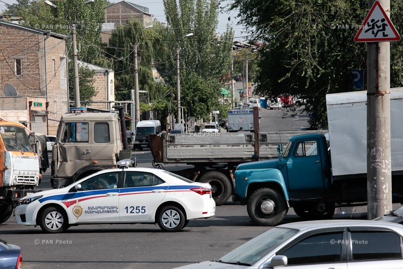 Area adjacent to Erebuni police HQ in Yerevan that a group of armed people seized: Day 2