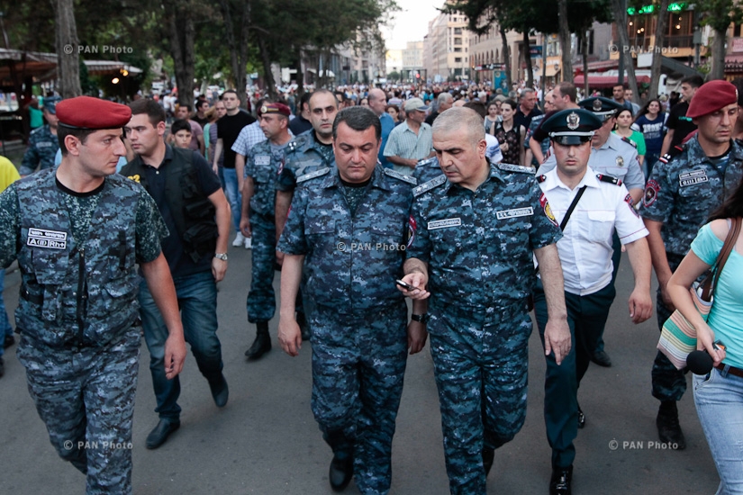 Акция протеста на площади Свободы в Ереване и на территории захваченного полка ППС Полиции РА в Эребуни с требованием освободить задержанных