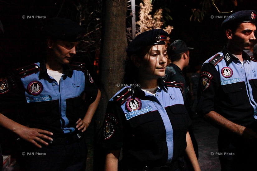 Акция протеста на площади Свободы в Ереване и на территории захваченного полка ППС Полиции РА в Эребуни с требованием освободить задержанных