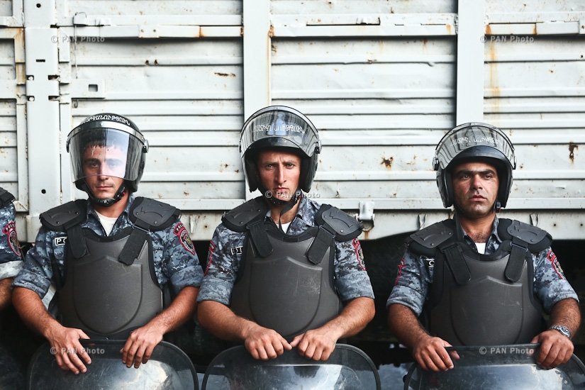 На территории захваченного полка ППС Полиции РА в Эребуни: День 2