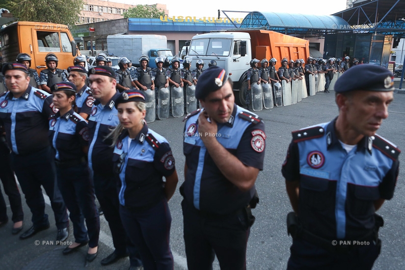 Area adjacent to Erebuni police HQ in Yerevan that a group of armed people seized: Day 2