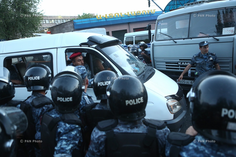 Акция в поддержку вооруженной группы, захватившей здание полка ППС полиции РА в Эребуни: День 3