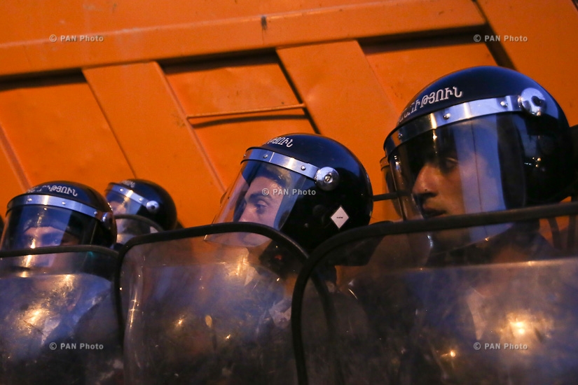 Акция в поддержку вооруженной группы, захватившей здание полка ППС полиции РА в Эребуни: День 3