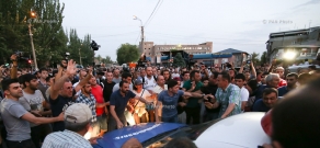 Акция в поддержку вооруженной группы, захватившей здание полка ППС полиции РА в Эребуни: День 3
