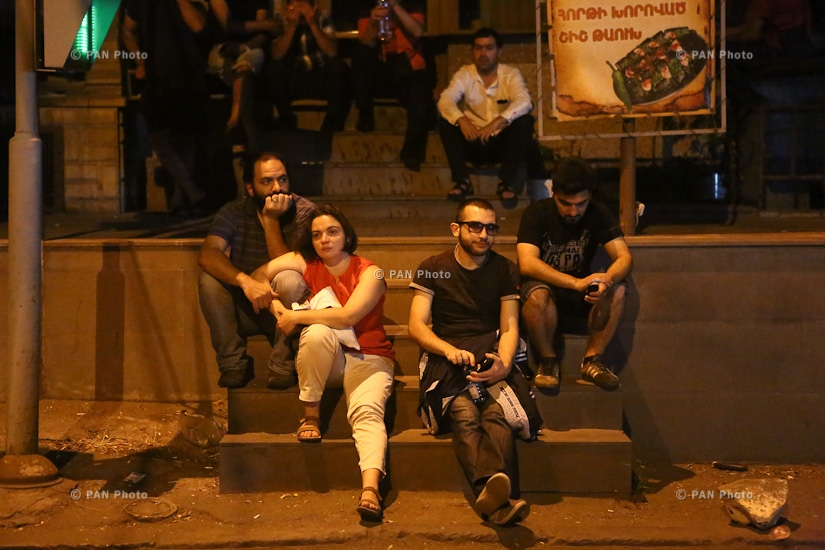  Ночь на улице Хоренаци в Ереване после протеста