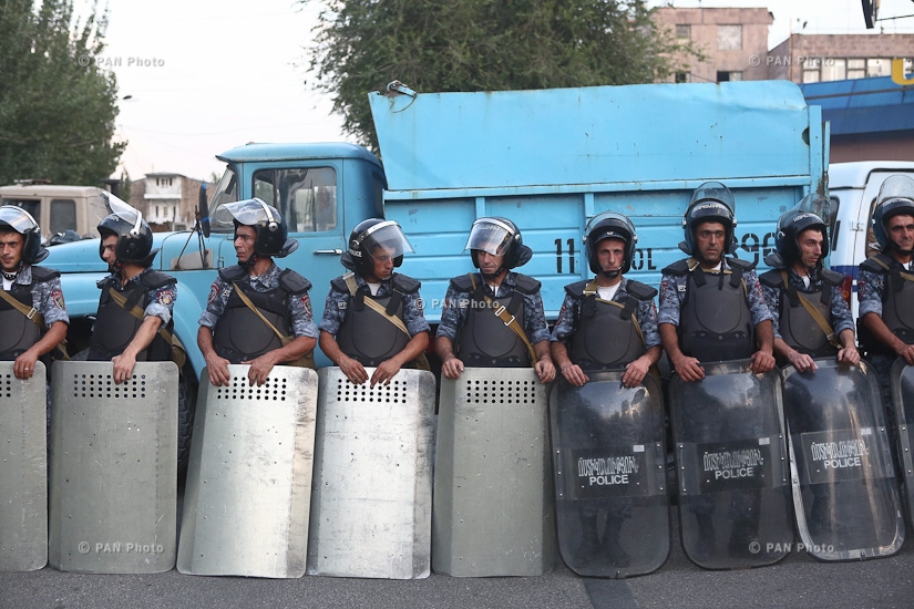 Акция в поддержку вооруженной группы, захватившей здание полка ППС полиции РА в Эребуни: День 4