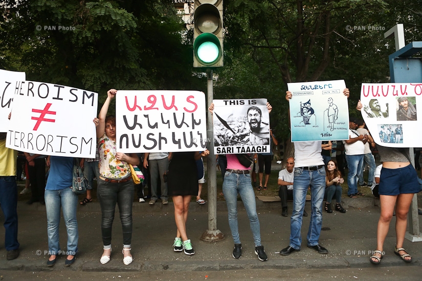 Protest action near Erebuni police HQ in Yerevan in support of armed group holding the department: Day 4