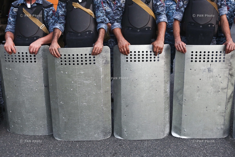 Акция в поддержку вооруженной группы, захватившей здание полка ППС полиции РА в Эребуни: День 4