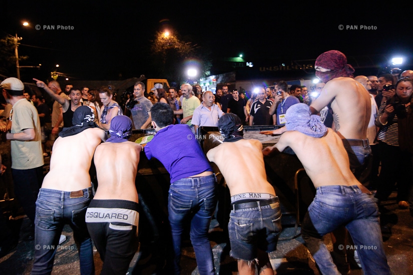 Применение слезоточивого газа и столкновения между полицией и демонстрантами на территории захваченного полка ППС Полиции РА в Эребуни