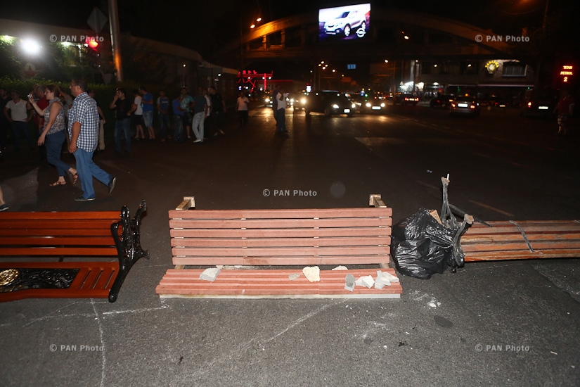 Применение слезоточивого газа и столкновения между полицией и демонстрантами на территории захваченного полка ППС Полиции РА в Эребуни