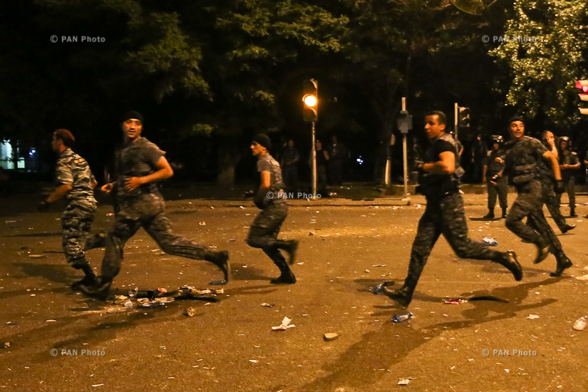 Полиция разогнала демонстрантов из территории захваченного полка ППС Полиции РА в Эребуни