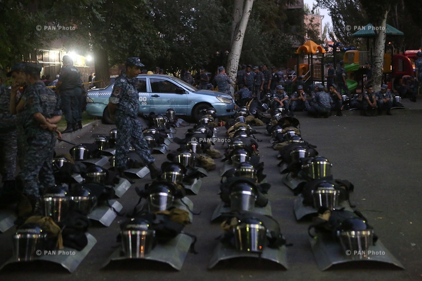 Акция в поддержку вооруженной группы, захватившей здание полка ППС полиции РА в Эребуни: День 6
