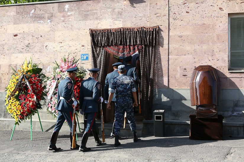  Панихида по полковнику Артуру Ванояну, погибшему  при захвате полка ППС Полиции Армении 