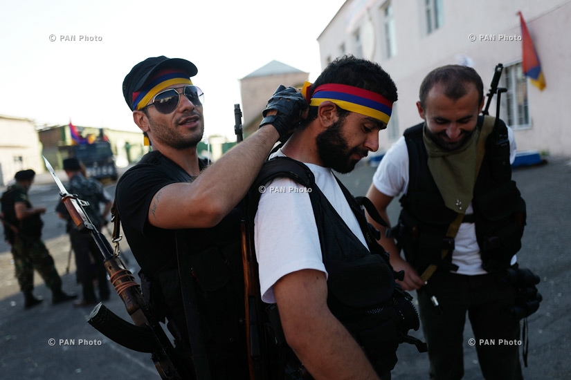 Члены группы «Неистовые из Сасуна» на захваченной территории ППС в Ереване