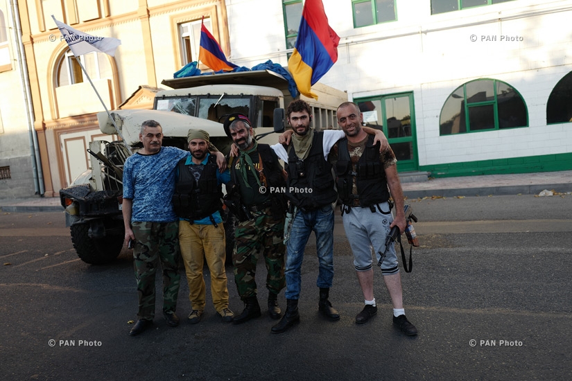Члены группы «Неистовые из Сасуна» на захваченной территории ППС в Ереване