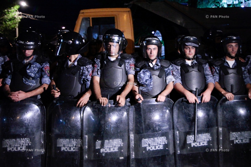 Акция в поддержку вооруженной группы, захватившей здание полка ППС полиции РА в Эребуни: День 8