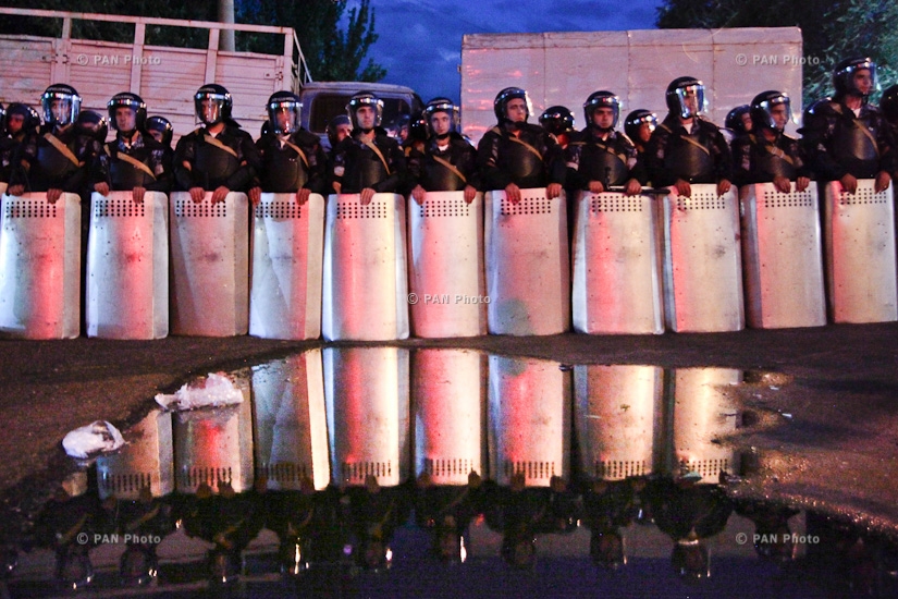 Акция в поддержку вооруженной группы, захватившей здание полка ППС полиции РА в Эребуни: День 8