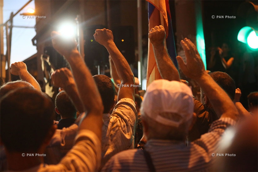 Акция в поддержку вооруженной группы, захватившей здание полка ППС полиции РА в Эребуни: День 9