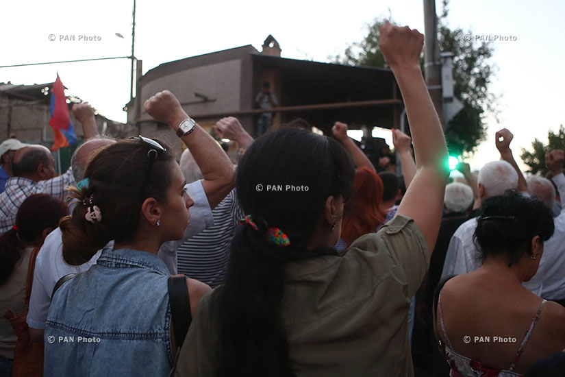 Protest action near Erebuni police HQ in Yerevan in support of armed group holding the department: Day 9