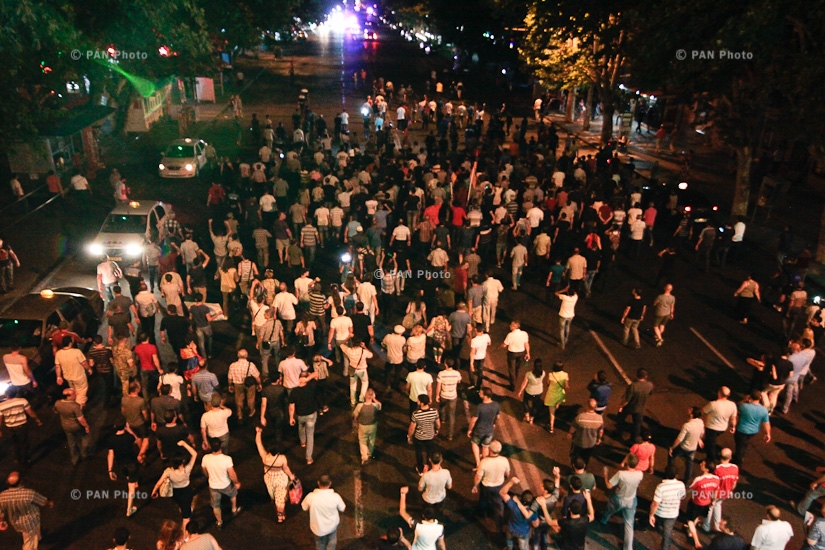 Марш протеста к площади Республики в поддержку вооруженной группы, захватившей здание полка ППС полиции РА в Эребуни: День 9