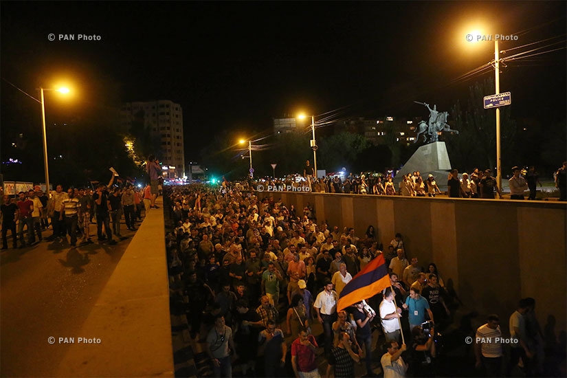 Марш протеста к площади Республики в поддержку вооруженной группы, захватившей здание полка ППС полиции РА в Эребуни: День 9