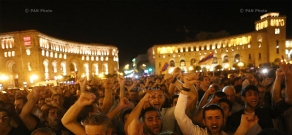 Марш протеста к площади Республики в поддержку вооруженной группы, захватившей здание полка ППС полиции РА в Эребуни: День 9