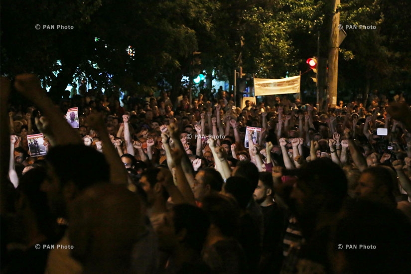 Акция протеста в поддержку вооруженной группы, захватившей здание полка ППС полиции РА в Эребуни: День 10
