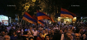 Акция протеста в поддержку вооруженной группы, захватившей здание полка ППС полиции РА в Эребуни: День 10