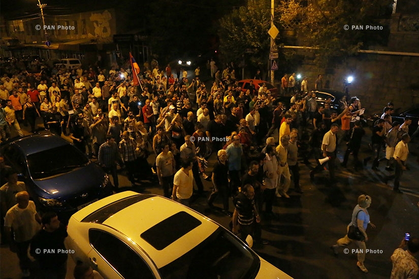 Марш протеста в поддержку вооруженной группы, захватившей здание полка ППС полиции РА в Эребуни: День 10