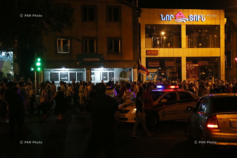 Марш протеста в поддержку вооруженной группы, захватившей здание полка ППС полиции РА в Эребуни: День 10