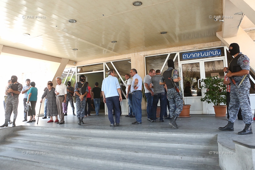 МЦ «Эребуни», где проходят лечение раненые в результате перестрелки с полицейскими члены вооруженной группы «Сасна црер»